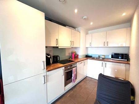1 bedroom Flat for sale in The Crescent Builiding, Gunwharf Quays, Portsmouth, PO1