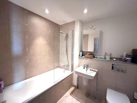 1 bedroom Flat for sale in The Crescent Builiding, Gunwharf Quays, Portsmouth, PO1