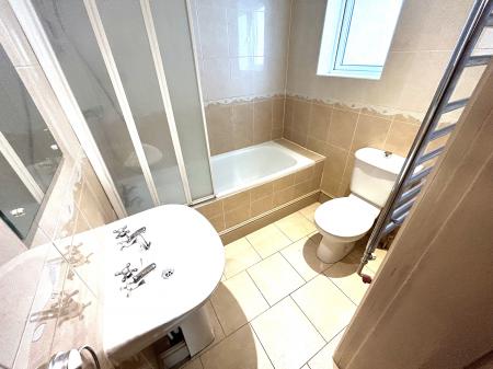 2 bedroom Flat to let in South Parade, Southsea, Portsmouth, PO5