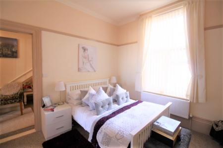 2 bedroom Flat to let in South Parade, Southsea, Portsmouth, PO5
