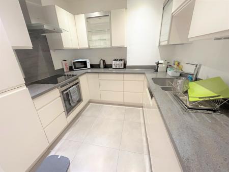 2 bedroom Flat to let in South Parade, Southsea, Portsmouth, PO4