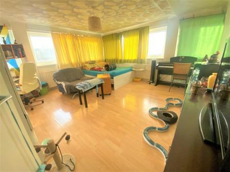 3 bedroom Flat for sale in Greywell Road, Havant, PO9