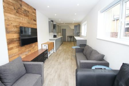 7 bedroom Flat to let in Cleveland Road, Southsea, Portsmouth, PO5