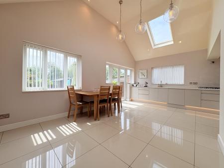2 bedroom Semi-detached bungalow for sale in New Road, Bedhampton, Havant, PO9