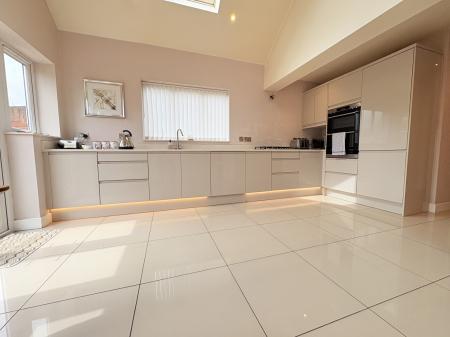 2 bedroom Semi-detached bungalow for sale in New Road, Bedhampton, Havant, PO9