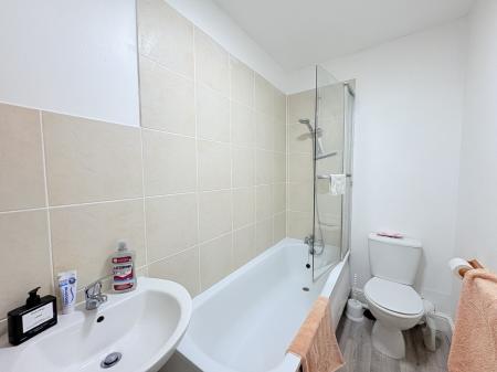 2 bedroom Flat to let in Mary Rose Court, South Parade, Southsea, Portsmouth, PO5