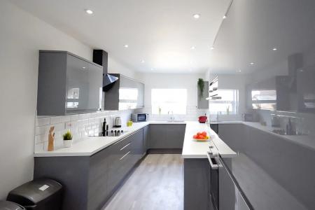 6 bedroom House share to let in Hudson Road, Southsea, Portsmouth, PO5