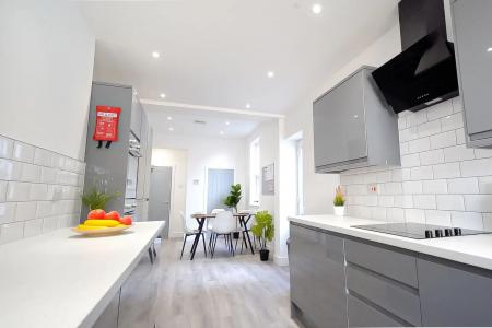 6 bedroom House share to let in Hudson Road, Southsea, Portsmouth, PO5