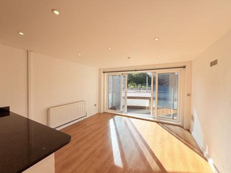 2 bedroom Flat for sale in Clarence Parade, Southsea, Portsmouth, PO5