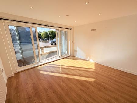 2 bedroom Flat for sale in Clarence Parade, Southsea, Portsmouth, PO5