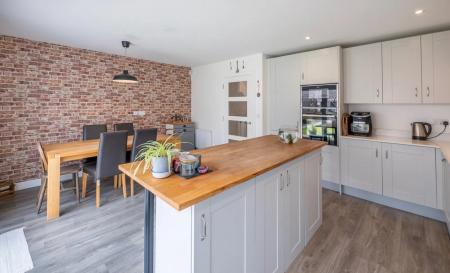 4 bedroom Semi-detached house to let in Grove Place, Tunbridge Wells, TN2