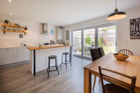 4 bedroom Semi-detached house to let in Grove Place, Tunbridge Wells, TN2