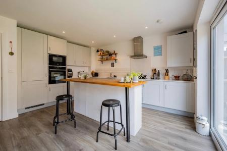 4 bedroom Semi-detached house to let in Grove Place, Tunbridge Wells, TN2