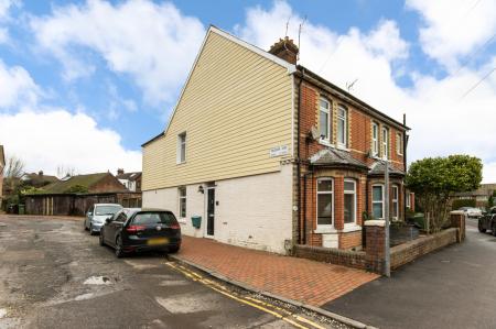 3 bedroom Flat to let in Napier Road, Tunbridge Wells, TN2