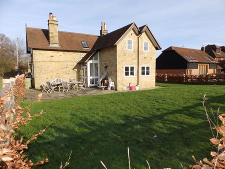 4 bedroom Detached house to let in Langton Road, Langton Green, TN3