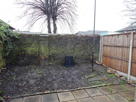 2 bedroom Terraced House to let in Grove Road, Strood, ME2