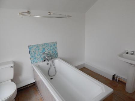 2 bedroom Terraced House to let in Grove Road, Strood, ME2