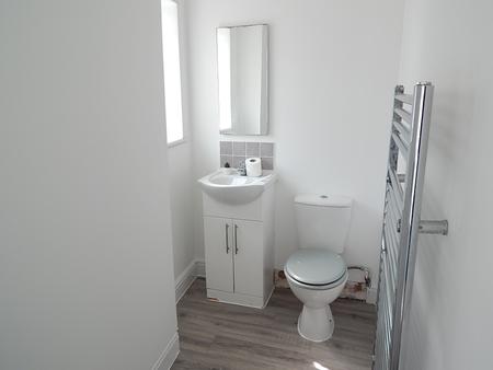 2 bedroom Maisonette to let in High Street, Chatham, ME4