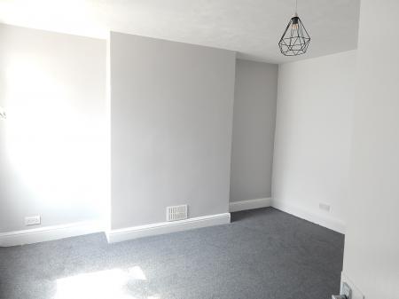 2 bedroom Maisonette to let in High Street, Chatham, ME4