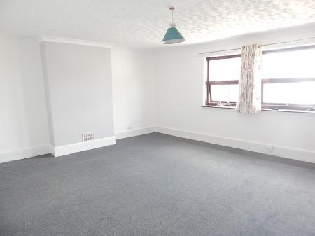 2 bedroom Maisonette to let in High Street, Chatham, ME4