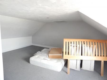 2 bedroom Maisonette to let in High Street, Chatham, ME4