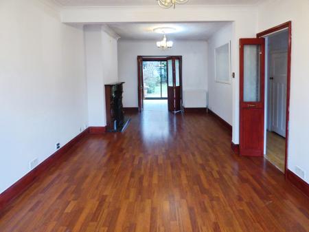 3 bedroom Semi-detached house to let in Heathview Road, Grays, RM16