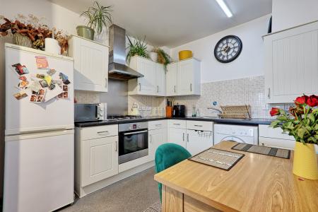 2 bedroom Flat for sale in Beeston Courts, Laindon, Basildon, SS15