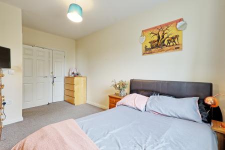 2 bedroom Flat for sale in Beeston Courts, Laindon, Basildon, SS15