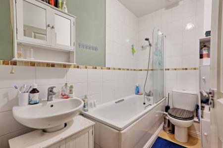 2 bedroom Flat for sale in Beeston Courts, Laindon, Basildon, SS15