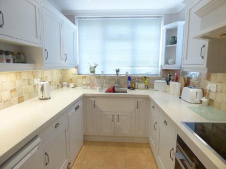 4 bedroom Semi-detached house to let in Western Road, Leigh-on-Sea, SS9