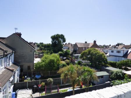 2 bedroom Flat to let in Westcliff Park Drive, Westcliff-on-Sea, SS0
