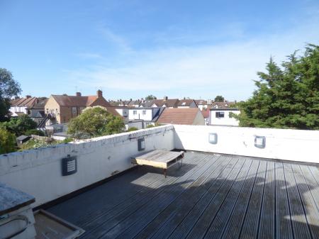 2 bedroom Flat to let in Westcliff Park Drive, Westcliff-on-Sea, SS0