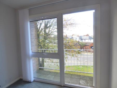 1 bedroom Flat to let in Doddinghurst Road, Brentwood, CM15