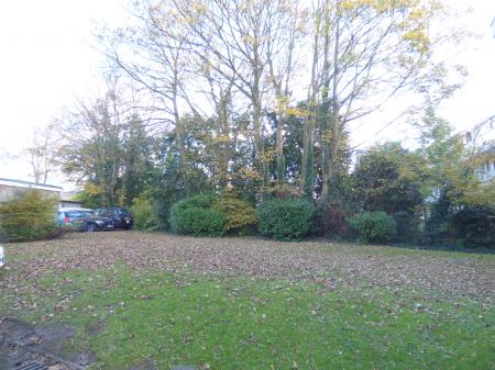 1 bedroom Flat to let in Doddinghurst Road, Brentwood, CM15