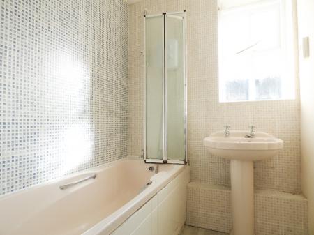 1 bedroom Ground floor maisonette to let in Napier Crescent, Wickford, SS12