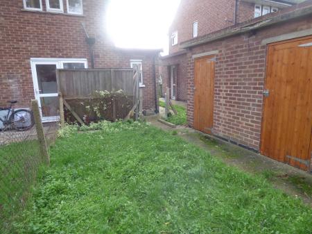1 bedroom Maisonette to let in Powell Road, Laindon, SS15