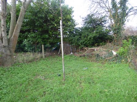 1 bedroom Maisonette to let in Powell Road, Laindon, SS15