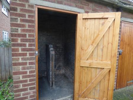 1 bedroom Maisonette to let in Powell Road, Laindon, SS15