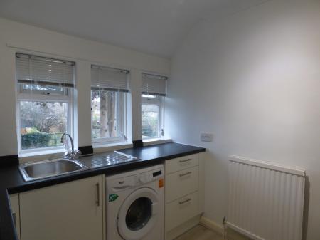1 bedroom Maisonette to let in Powell Road, Laindon, SS15