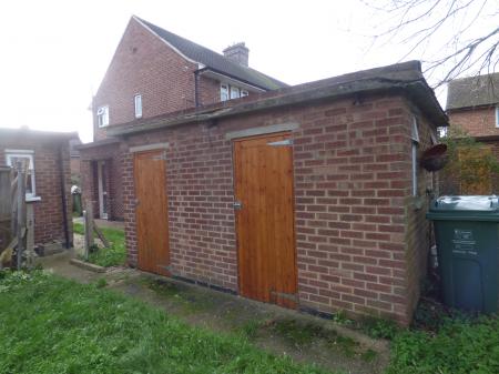 1 bedroom Maisonette to let in Powell Road, Laindon, SS15