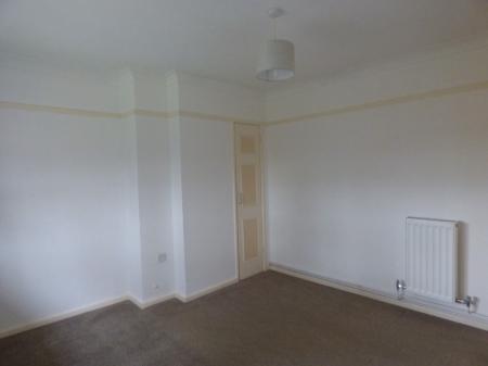 1 bedroom Maisonette to let in Powell Road, Laindon, SS15
