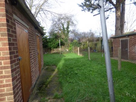 1 bedroom Maisonette to let in Powell Road, Laindon, SS15
