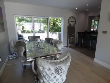 3 bedroom Semi-detached house to let in Wingrave Crescent, Brentwood, CM14