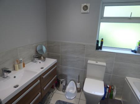 3 bedroom Semi-detached house to let in Wingrave Crescent, Brentwood, CM14