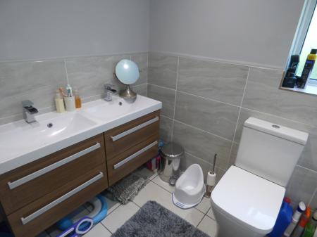 3 bedroom Semi-detached house to let in Wingrave Crescent, Brentwood, CM14