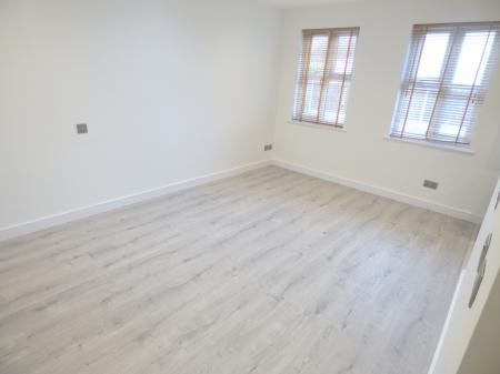 1 bedroom Studio flat to let in Marlborough Way, Billericay, CM12