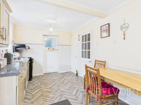 3 bedroom Semi-detached house for sale in Wombridge Road, Telford, TF2