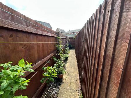 3 bedroom Terraced House to let in Park Lane, Woodside, Telford, TF7