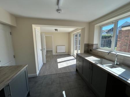 4 bedroom Semi-detached house to let in Leonard Street, Oakengates, TF2