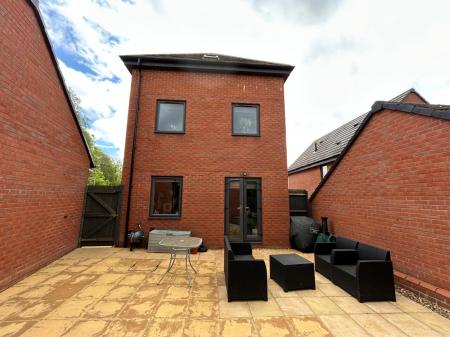 4 bedroom Town house to let in York Road, Priorslee, Telford, TF2